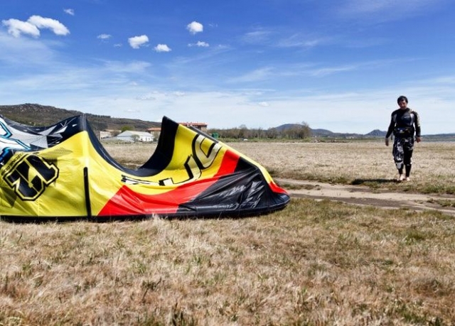  Allungarsi per prendere il kite 